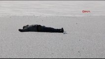 Gölbaşı Buz Tutan Mogan Gölü'nde Yürürken Kriz Geçirip Bayıldı