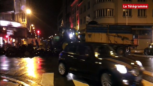Brest. Les agriculteurs déversent des déchets place de la Liberté