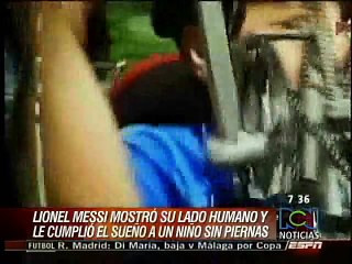 Messi celebro un gol a un nino al que le amputaron las piernas.flv