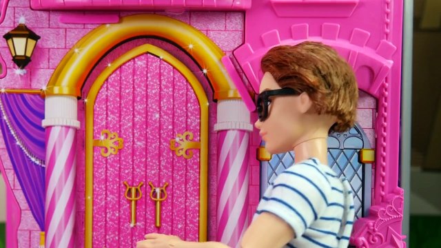 Mal saves Evie when she is kidnapped by Descendants Audrey. DisneyToysFan