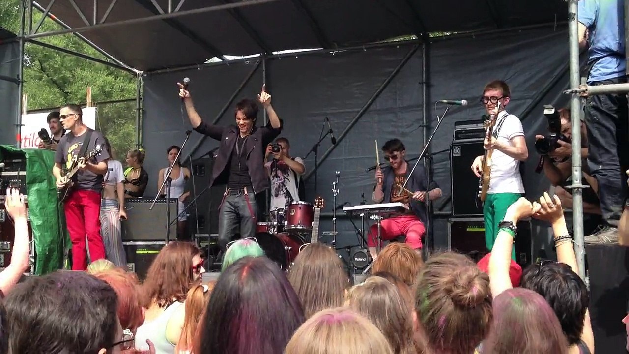 vMetro - «Калинка» (фрагмент) (Фестиваль красок Холи, 07.07.2013) (Илья Монахов)