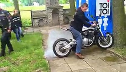 Un motard tentent un burnout va voir sa Suzuki s'enflammer