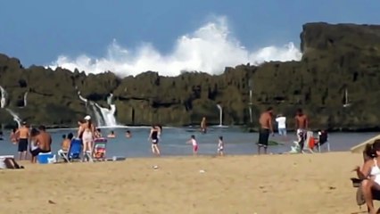 Мощная волна накрыла отдыхающих!