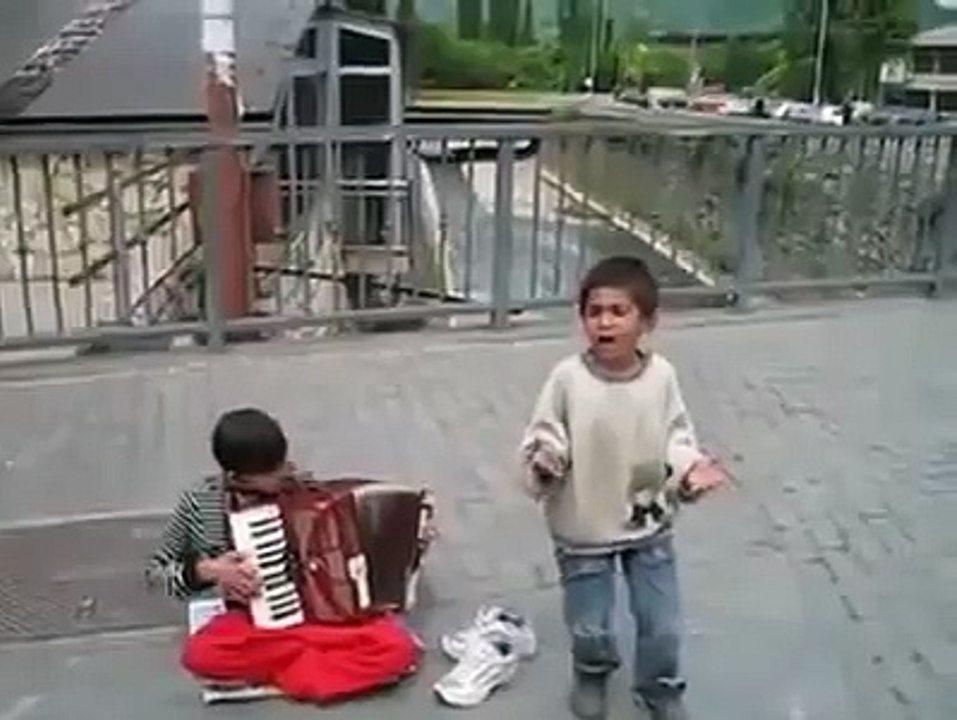 Mali pjeva,,,,,,,,,,,,, Čudna jada od Mostara grada! Ubija!