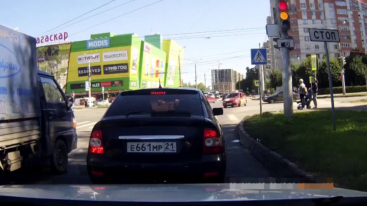 бесстрашный дед на Москвиче))