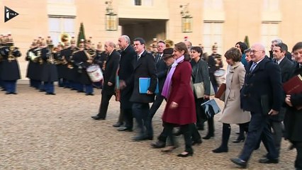 Le gouvernement penche un peu plus à droite