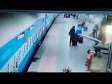 video of woman falling off moving train goes viral (Borivali Station, Mumbai) (720p Full HD)