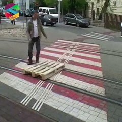 Kendi icadı palet aracı ile tramvay yolunda giden muhteşem mucit