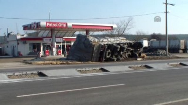 Saman Yüklü Kamyon Devrildi: 2 Yaralı