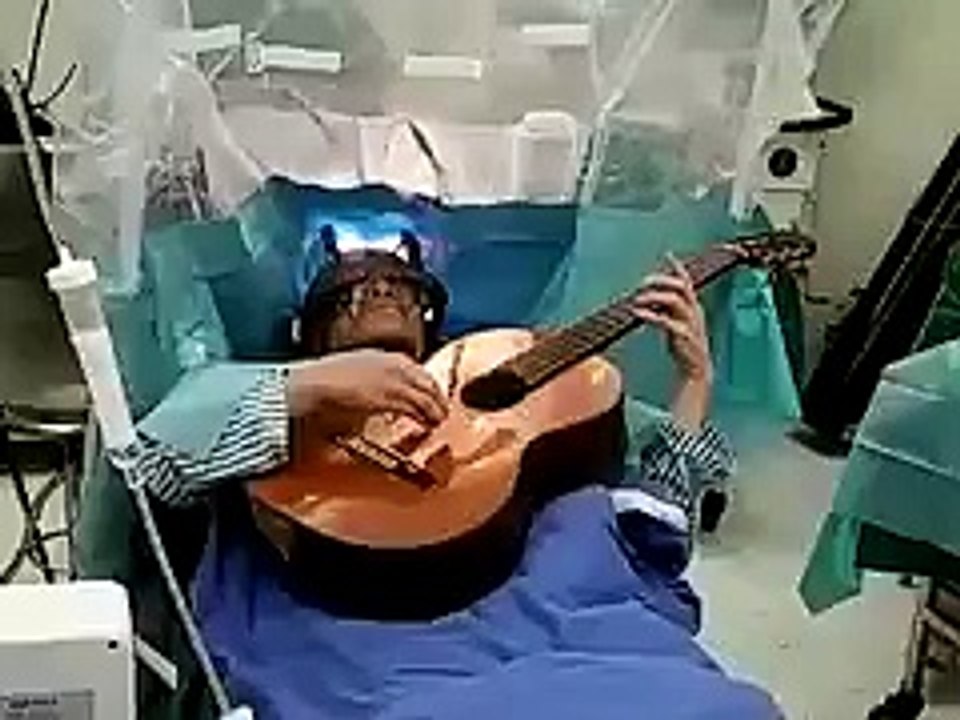 Chinese musician plays guitar in brain surgery