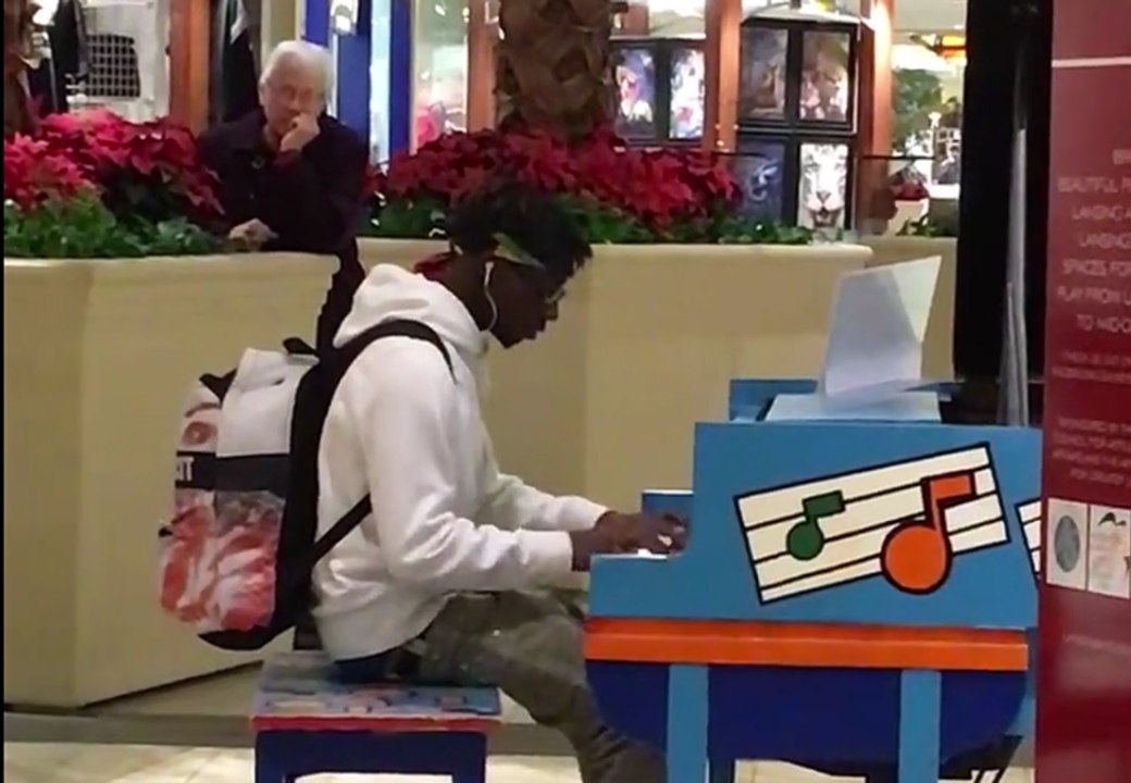Un jeune pianiste extrêmement talentueux surprend tout le monde dans un centre commercial