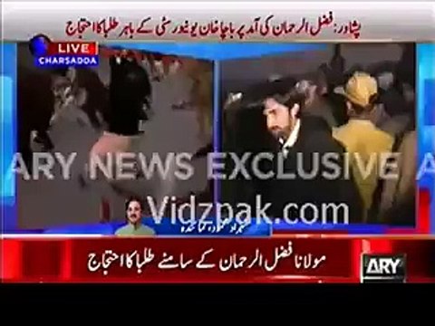 How Students Insulted Maulana Fazal ur Rehman Reaching on Bacha Khan University(