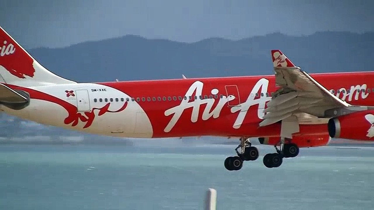 AirAsia X Airbus A330-300 Crosswind Landing at Kansai  Crosswind Landing