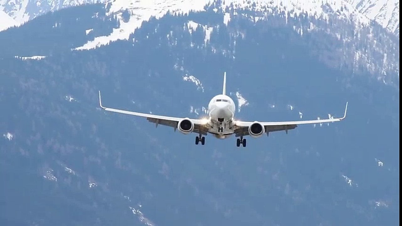 Transavia Boeing 737-800 [PH-HSW] hard crosswind landing Innsbruck  Crosswind Landing