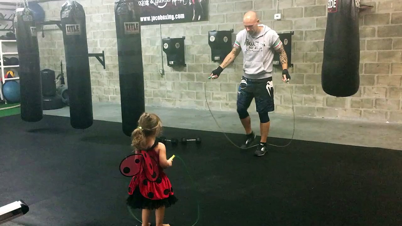 Cette petite fille trop chou tente de s'entraîner comme son papa