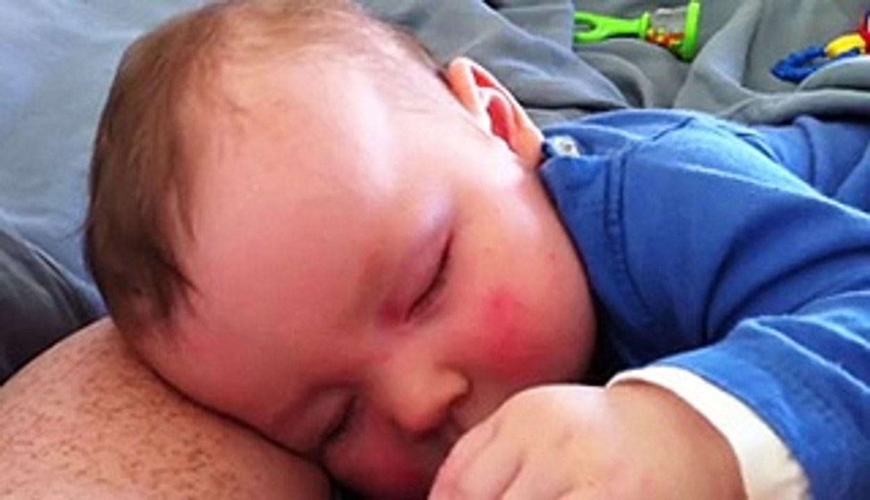 Un bébé rigole en dormant )))))