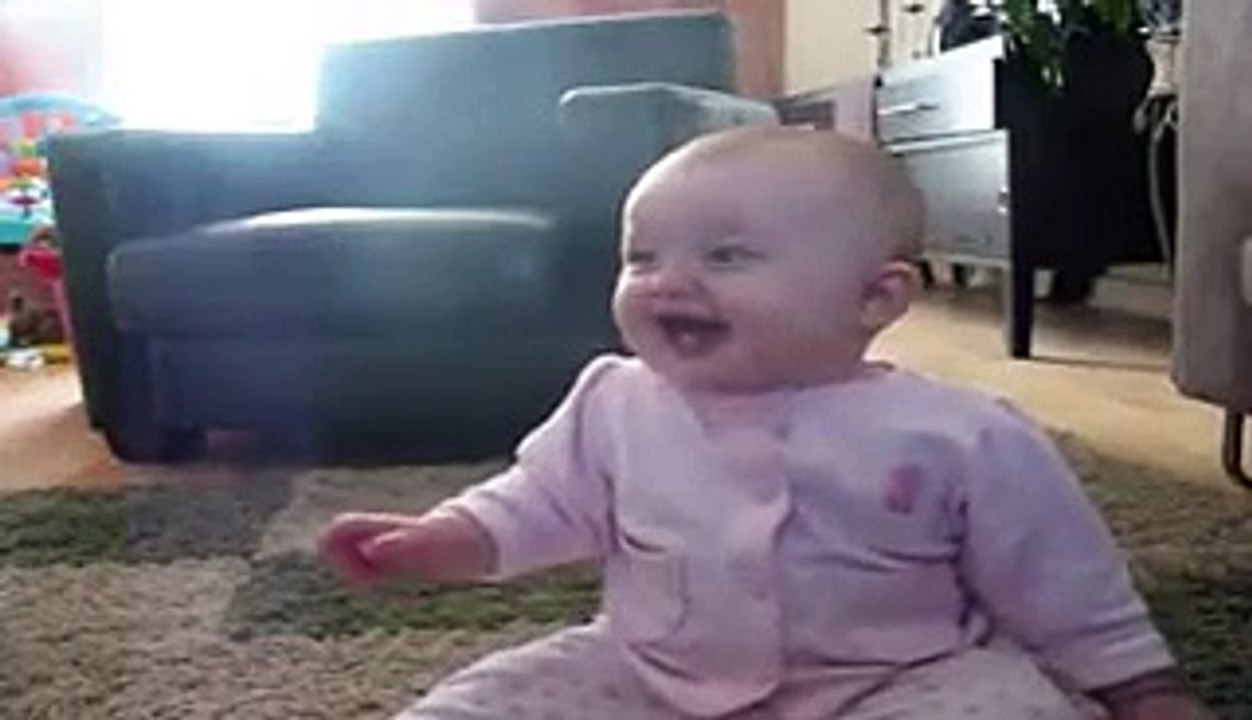 Bébé rigole en regardant le chien manger du popcorn -