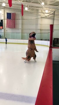 Un T-Rex apprend à faire du patin à glace - #TRexTuesday