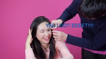 Des coréennes tentent d'ouvrir grand leurs yeux