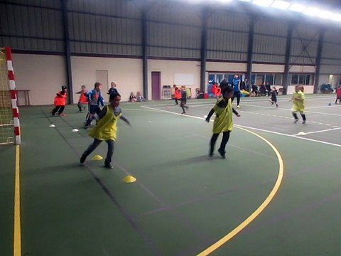 Entraînement des U8/9 avec Chris en Salle ASPTT BEAUVAIS