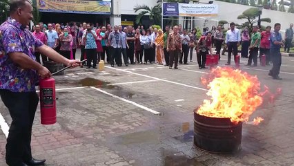 Cara Pakai APAR, Karung Basah dan Simulasi Evakuasi Kebakaran