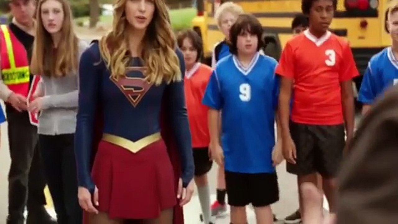 Supergirl 1x06 Opening scene Supergirl Saves Children