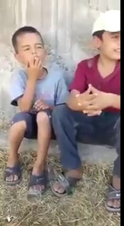 1.Sınıftan Beri Sigara İçen Çocuk. Sülo Dut La Çekiyo :D