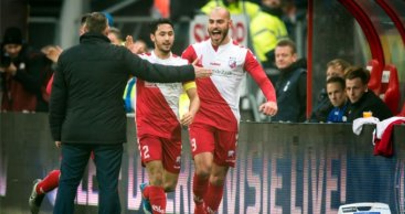Utrechtli Futbolcu Attığı Golü Rakip Takımın Hocasıyla Kutladı
