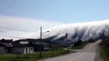 Huge wave of fog the size of mountains / Огромная волна тумана величиной с гору