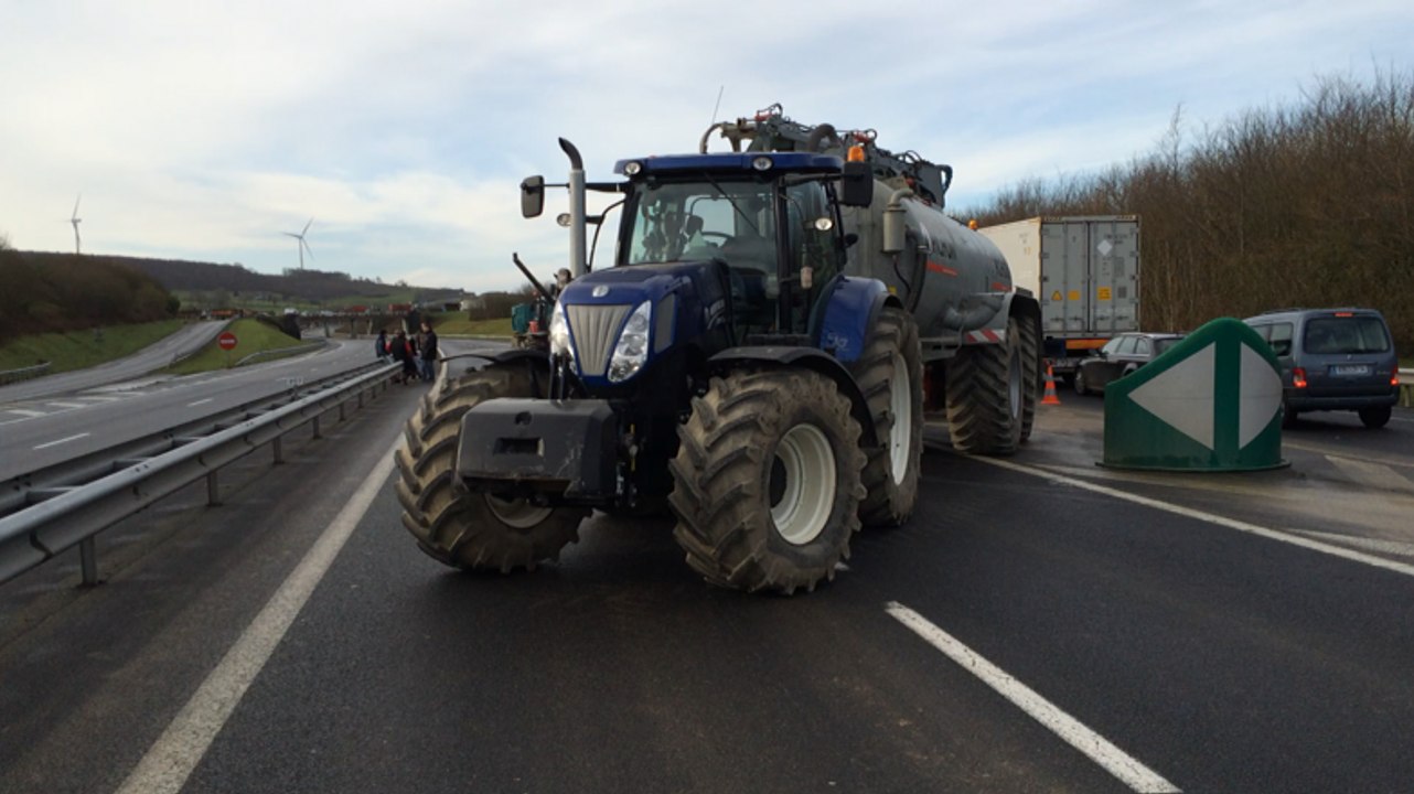 L'A84 bloquée par les agriculteurs