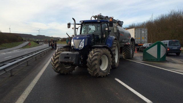 L'A84 bloquée par les agriculteurs