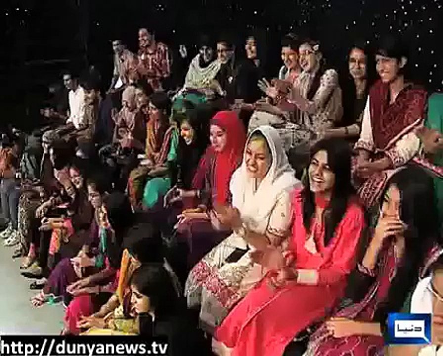 See Face reaction of Hamid mir when Zaid hamid enters in show both enemies on same show