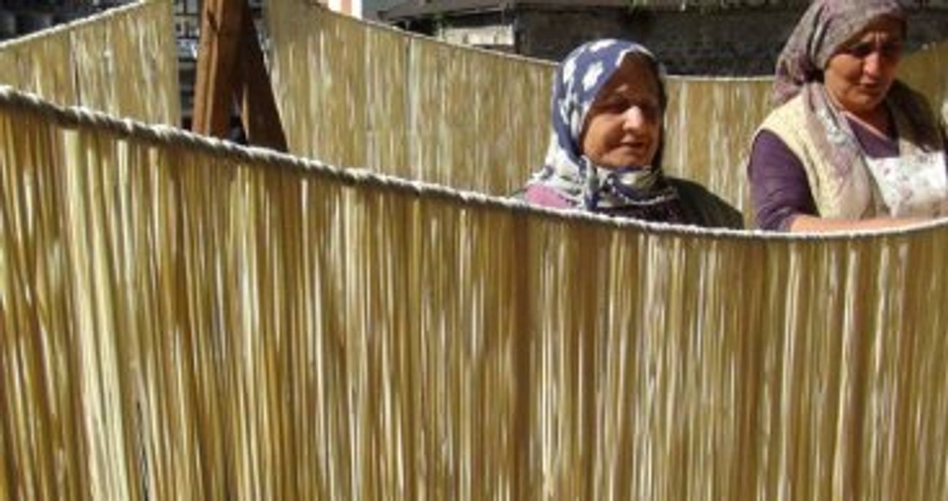 Kırdan Topladığı Otlarla Ayda 4 Ton Makarna Yapıp Satıyor