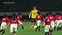 Shinji Kagawa VS 27 Japanese School Kids   The Shinji Kagawa Challenge