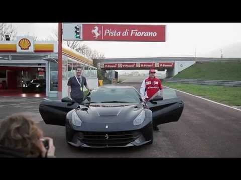 In pista con Kimi Raikkonen e la Ferrari F12berlinetta