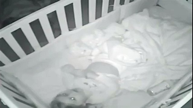 دعا مانگتی 2 سالہ بچی کے دل میں اتر جانے والے انداز کی ویڈیو نے سوشل میڈیا پر تہلکہ مچا دیا