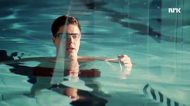 Se tirer dessus avec un fusil mitrailleur dans une piscine