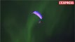 Un parachutiste vole au milieu des aurores boréales en Norvège