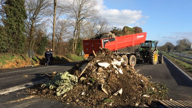 Crise agricole. Le feu à nouveau sur la RN12 à Guingamp