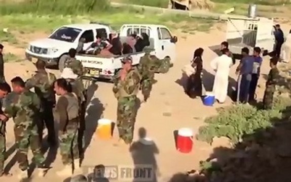 Курдские бойцы принимают беженцев, сумевших убежать от ИГИЛ