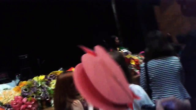 Зрители поздравляют с днём рождения Анастасию Сокирко (концерт А.Бона, С.-Петербург, 30.04.2015) (Татьяна Полякова)