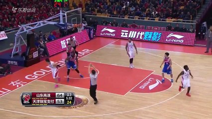 Chine - Après une vilaine faute, Jason Maxiell poursuit un adversaire sur tout le terrain