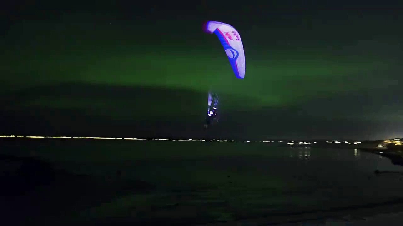 Il fait du parapente sous les aurores boréales à Tromso