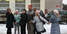 Rusya'da Bir Hademe, Kar Üstüne Çizdiği Harika Resimlerle Çocukları Sevindiriyor