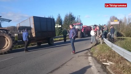 Agriculteurs. Le pont de Plounérin bloqué