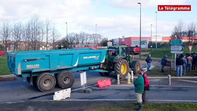 Lannion (22). Blocage de rond-point