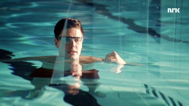 Sous l'eau, il se tire dessus avec un fusil mitrailleur