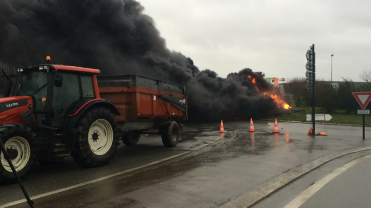 Des pneus brûlés à Etrelles