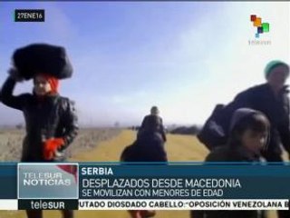 Refugiados continúan cruzando la frontera entre Macedonia y Serbia