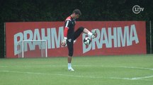 Denis mostra habilidade com os pés e arrisca freestyle no treino do São Paulo